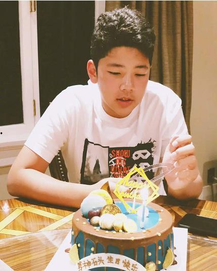 石头吃鸡蛋噎住表情包,趣味表情包背后的幽默瞬间